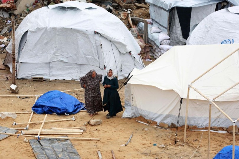 الأونروا تحذر من تعرض مئات آلاف الفلسطينيين بغزة لخطر البرد- (فيديو)