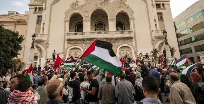 تونسيون يتظاهرون رفضا لمخطط تهجير الفلسطينيين من غزة