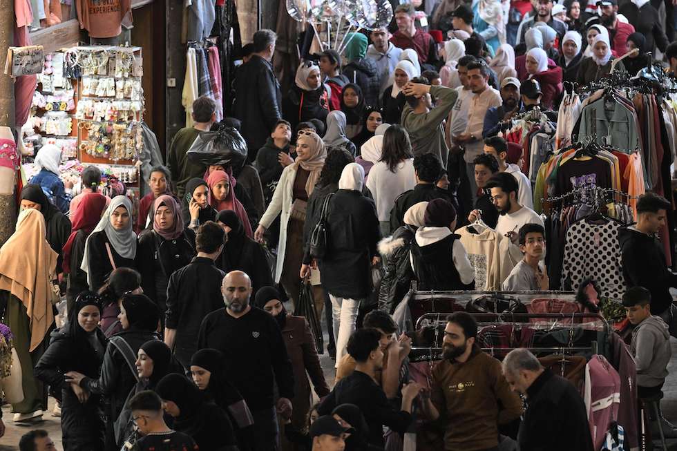 السوريون يستقبلون أول عيد فطر من دون الأسد