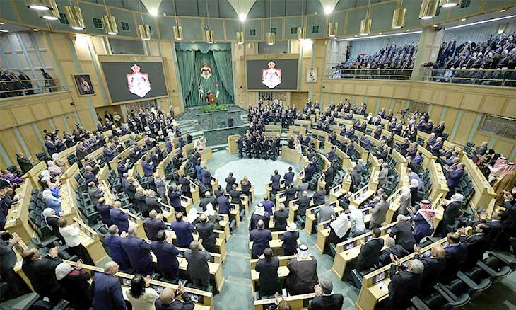 الأردن: سماء الحكومة لا تمطر «خدمات» والنواب يكثرون الاستجوابات والرئيس «يغيب أو لا يسمع»