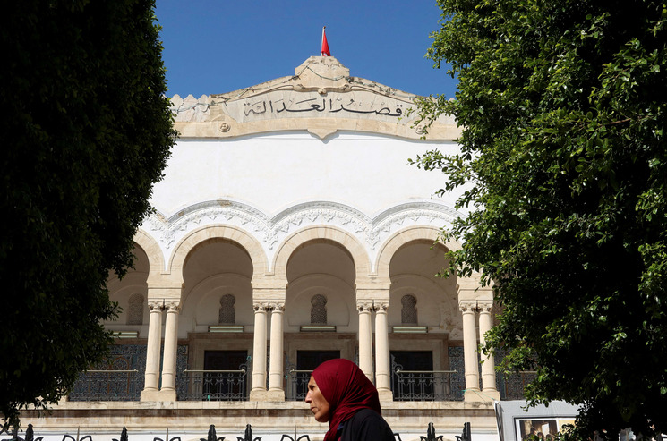 عائلات معتقلي “التآمر” بتونس يعتصمون أمام المحكمة.. وهيئة الدفاع تتحدث عن “مهزلة قضائية”- (فيديو)