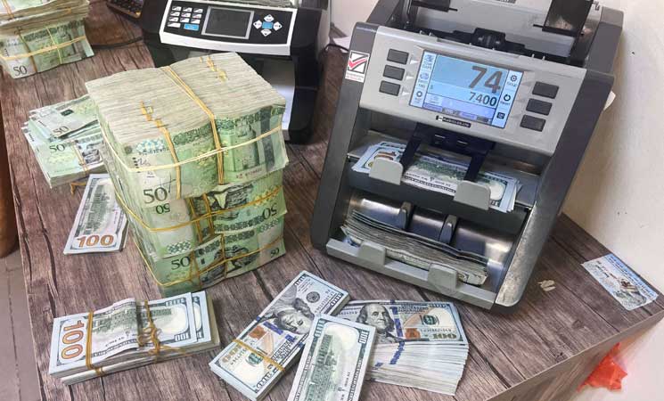 بعد خفض سعره.. هل أصبح الدينار الليبي ضحية الخلاف على ميزانية؟