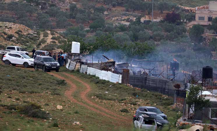 مستوطنون إسرائيليون يدمرون مدرسة فلسطينية جنوبي الضفة- (فيديو)