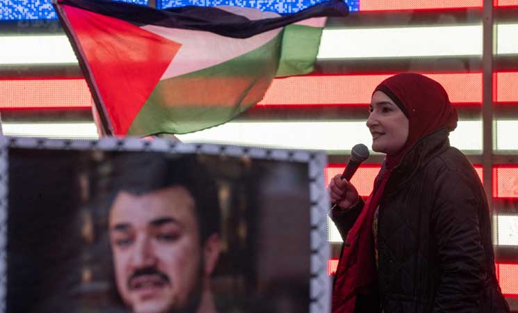زوجة طالب فلسطيني محتجز تتهم السلطات الأمريكية بحرمانه من حضور ولادة طفلهما عمدا