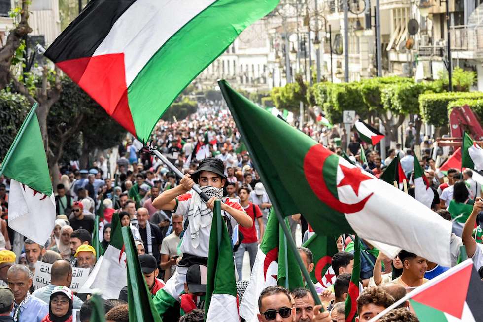 منع مسيرة نحو السفارة الأمريكية في الجزائر وهتافات ضد دعم واشنطن لإبادة غزة- (فيديو)