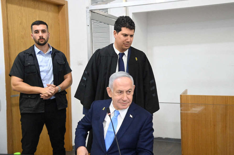نتنياهو منافساً الجيش في أيهما أكذب “أنا أمرته بذلك”.. هكذا فضح “بطل التسريب” نفسه وهو يغازل “مساعده الأول” أوريخ