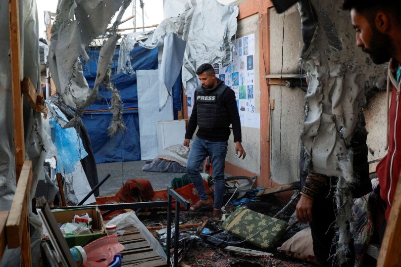 استشهاد صحافي فلسطيني حرقا بعد قصف الاحتلال خيمة للإعلاميين في خان يونس.. وبسالة زملائه تثير مواقع التواصل- (فيديو)