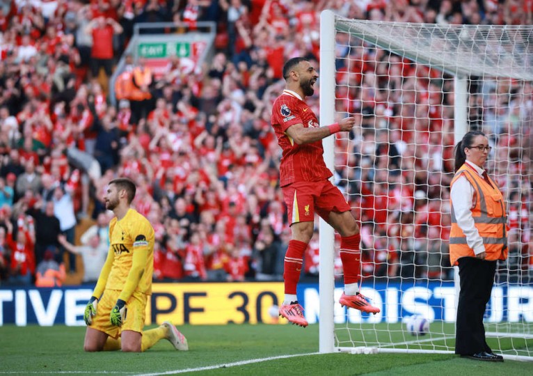 ليفربول يعادل رقم مانشستر يونايتد التاريخي ويستعيد لقب الدوري الإنكليزي في ليلة تاريخية لصلاح- (صور وفيديوهات)