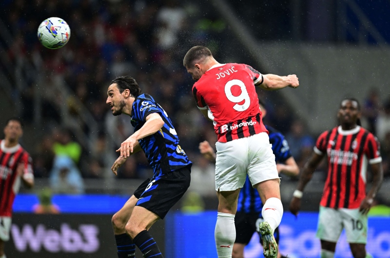 ميلان يضرب إنتر بثلاثية في الديربي ويتأهل لنهائي كأس إيطاليا