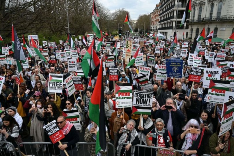 لندن.. أنصار فلسطين يغلقون شارعا رئيسيا تضامنا مع غزة