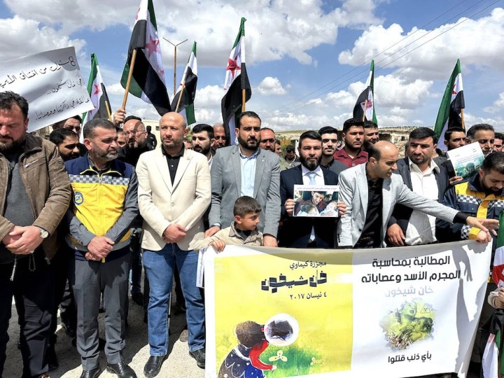 سوريا.. وقفة احتجاجية بإدلب لإحياء ذكرى ضحايا الهجوم الكيماوي