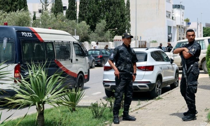 الأمن التونسي يمنع نشطاء من إجراء محاكمة صورية قبل يوم من جلسة التآمر على أمن الدولة