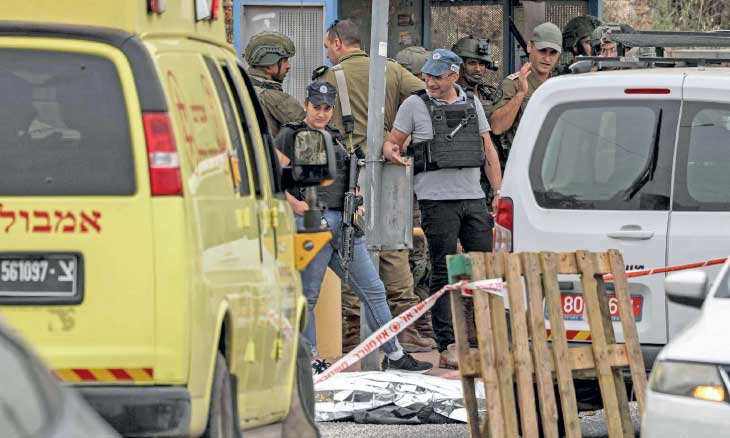 جنود إسرائيليون يعدمون في سلفيت ووفاة مسنّ خلال مداهمة