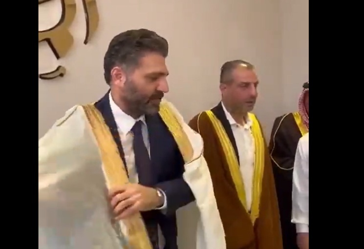 وزير الثقافة السوري يعتذر عن صورة أثارت غضبًا.. مطالب باستقالته.. وتساؤلات حول شقيق الرئيس- (فيديو وتدوينات)