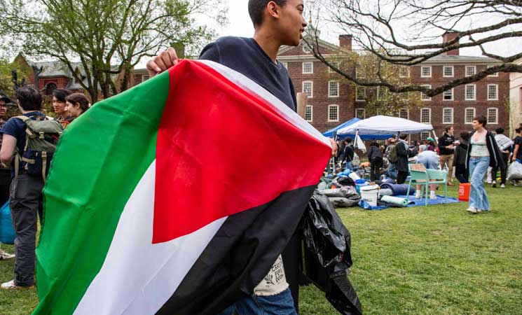 طلاب من جامعة براون الأمريكية يرفعون الأعلام الفلسطينية بحفل التخرج