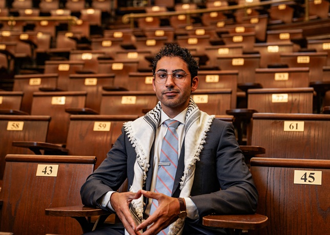 مرتديًا كوفية.. محسن مهداوي يستلّم شهادة تخرجه من جامعة كولومبيا- (فيديوهات)