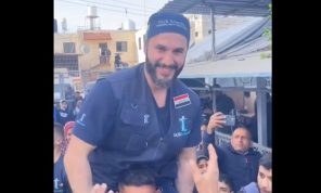 جراح بريطاني عراقي ذاع صيته بعدما أعاد لطفلة غزية يدها المقطوعة: منعوني من دخول القطاع وهددوني بالتصفية- (فيديو)
