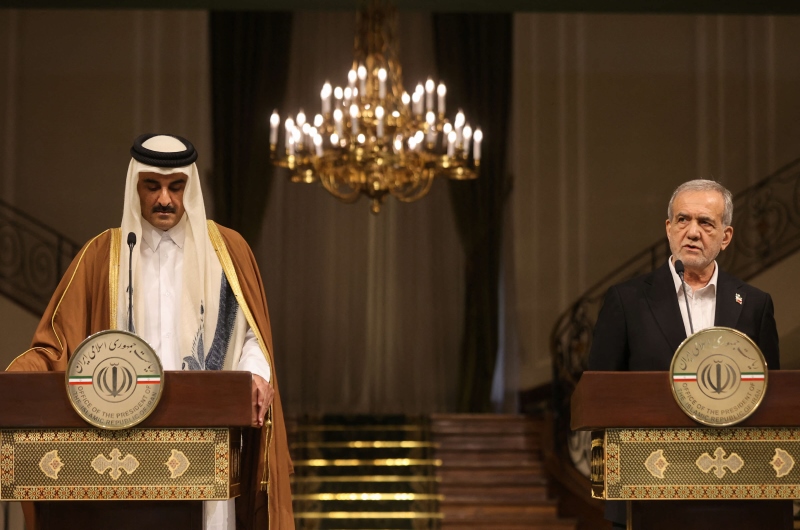 أمير قطر يتسلم خطابا من الرئيس الإيراني.. والدوحة تحذر من تداعيات “كارثية” للعدوان الإسرائيلي