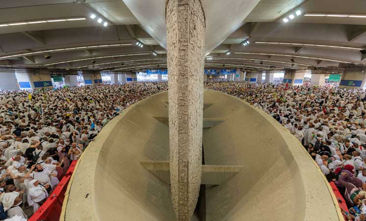 الحجاج يواصلون رمي الجمرات قبيل اختتام مناسك الحج