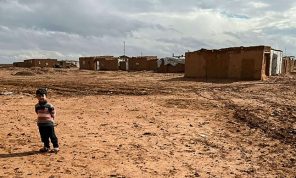 قاطنو مخيم الركبان على الحدود مع العراق يعودون إلى مناطقهم في سوريا