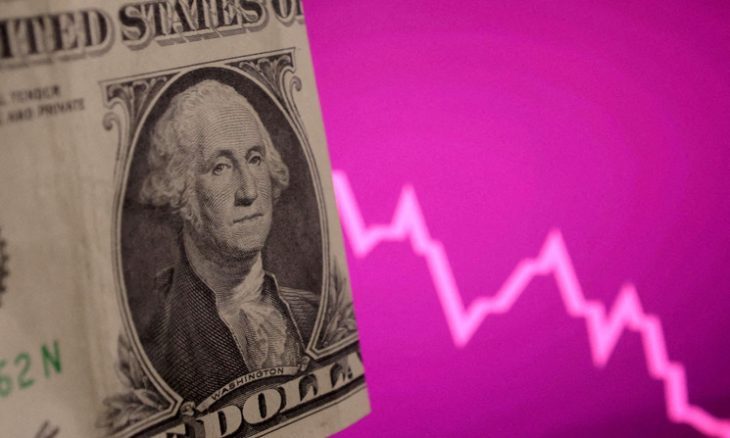 الدولار في أدنى مستوى له منذ أكثر من ثلاثة أعوام بعد تهديدات ترامب