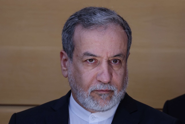 وزير الخارجية الإيراني: إسرائيل “تجاوزت خطاً أحمر جديداً” بضربها مواقع نووية
