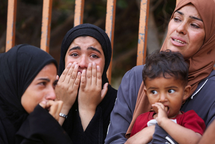 استشهاد 3 مسعفين وعشرات المواطنين الفلسطينيين في قصف إسرائيلي عنيف على قطاع غزة- (فيديوهات)
