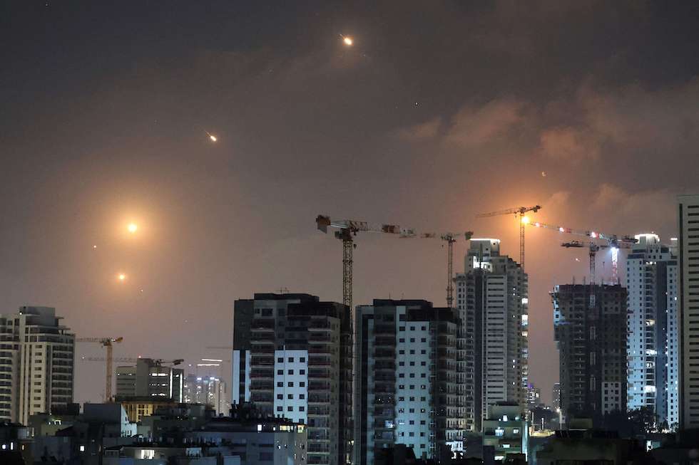 إيران تمطر تل أبيب بالصواريخ ردًا على الهجوم الإسرائيلي.. أضرار جسيمة وحرائق قرب وزارة الدفاع- (فيديوهات)