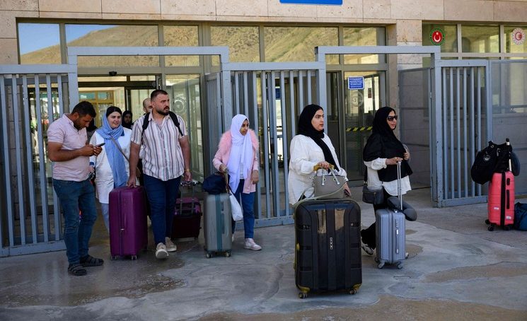برقية لوزارة الخارجية: مئات الأمريكيين غادروا إيران في الأسبوع الماضي