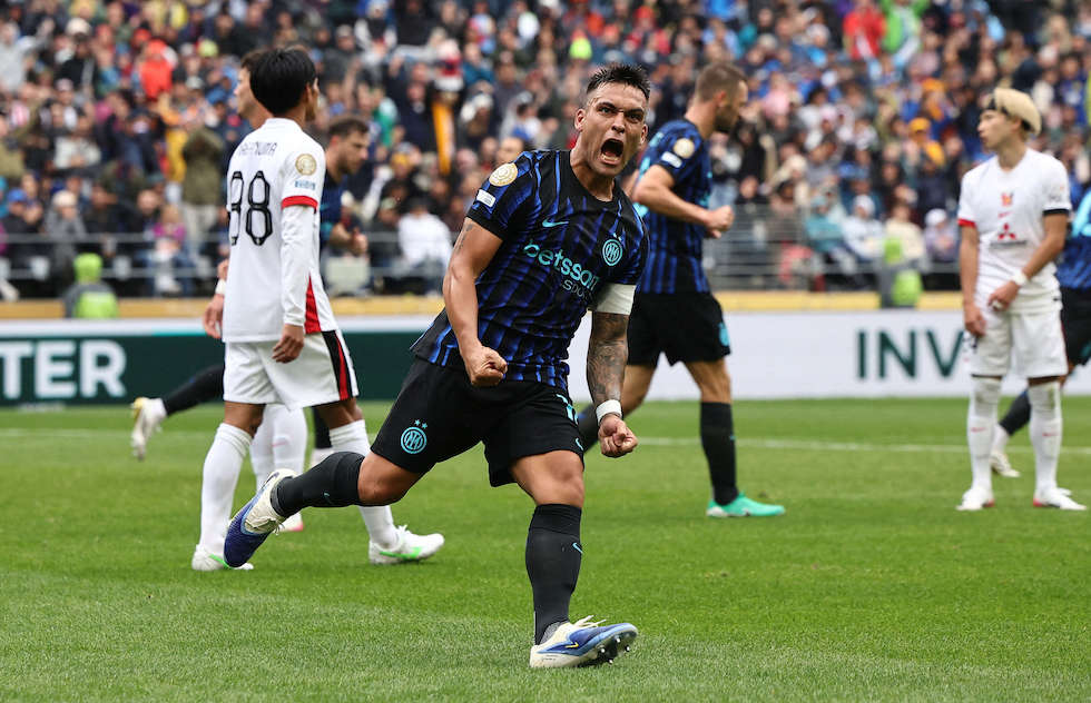 صحوة متأخرة تقود إنتر لفوز صعب 2-1 على أوراوا رد