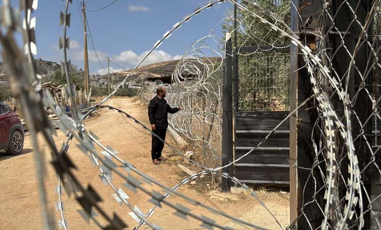 بأسلاك مكهربة.. فلسطيني في الضفة يحصن منزله ضد المستوطنين- (صور)