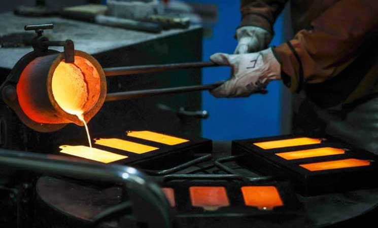 الذهب يرتفع مستفيدا من بيانات أمريكية ضعيفة