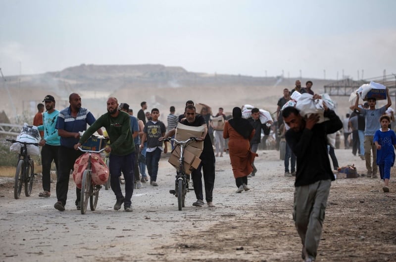 استشهاد 8 فلسطينيين أثناء انتظارهم المساعدات الإنسانية وجيش الاحتلال يأمر بإخلاء 10 أحياء سكنية في شمال غزة