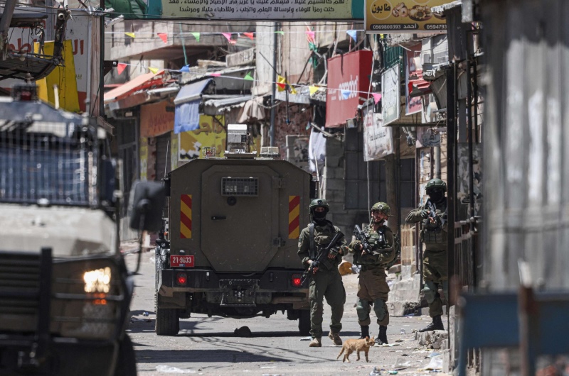 قوات الاحتلال تعتقل 17 فلسطينيا من نابلس وقلقيلية بالضفة