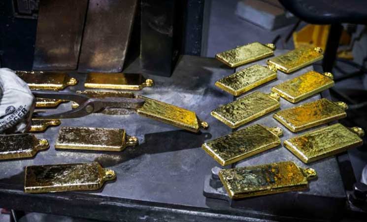 الذهب يرتفع بفضل ضعف الدولار وانتقاد ترامب لباول