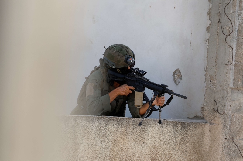  الجيش الإسرائيلي يعتقل 21 فلسطينيا في الضفة الغربية بينهم طلاب بالمرحلة الثانوية