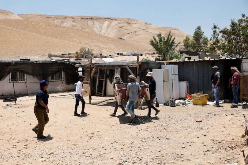 50 عائلة بدوية ترحل قسرا عن “تجمع عرب المليحات” تحت وطأة اعتداءات الاحتلال والمستوطنين