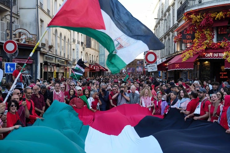 آلاف المتظاهرين في باريس يشكّلون “خطًا أحمر بشريًا” تنديدًا بالإبادة الجماعية في غزة- (صور)