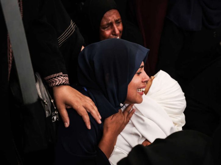 غزة تموت تجويعاً.. وغياب حليب الأطفال “الأكثر فتكاً”: ما معنى “إدخال” المساعدات في القاموس الإسرائيلي؟