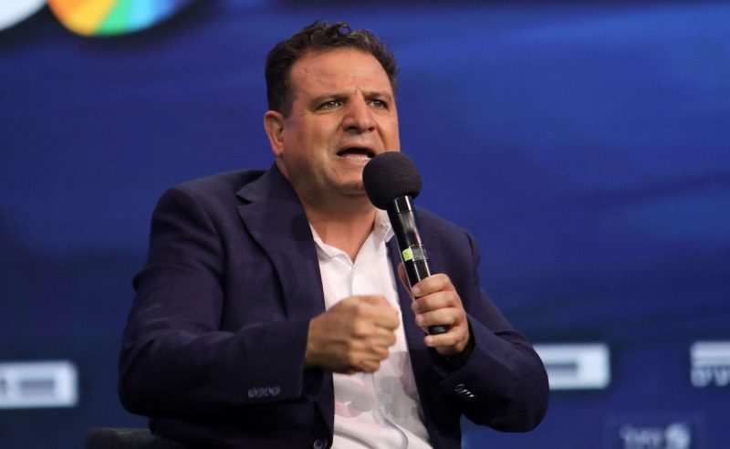 الأطماع غير المعلنة خلف مبادرة الكنيست الإسرائيلي لإقصاء أيمن عودة