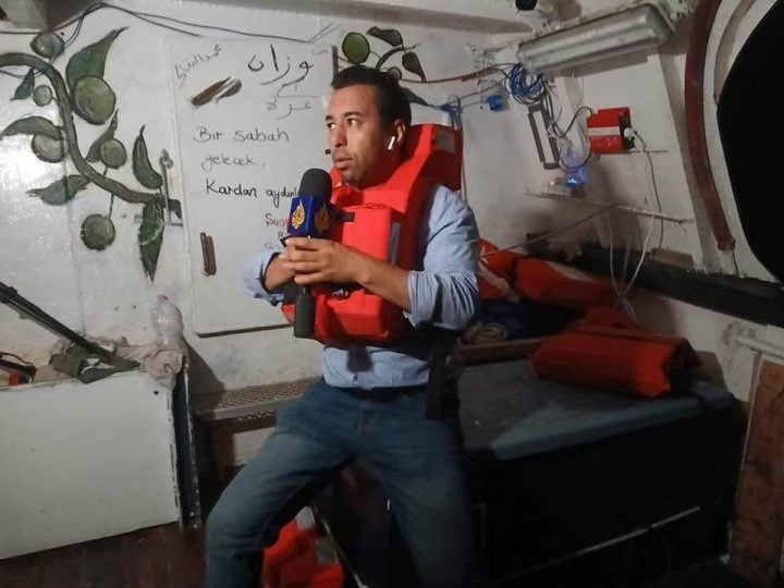 أنباء عن ترحيل الإعلامي المغربي محمد البقالي من تل أبيب بعد احتجاز سفينة “حنظلة”