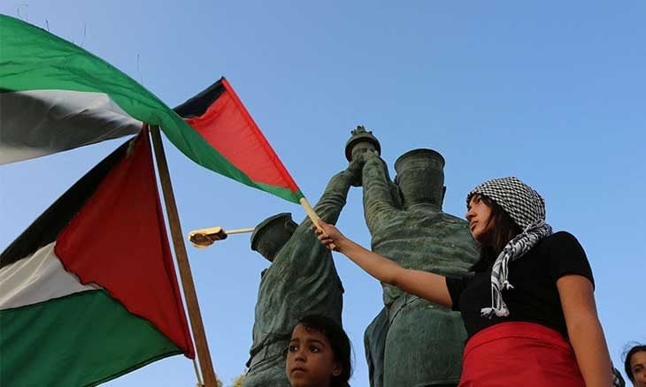 كاتبة أمريكية تروي تفاصيل إجراءات الحكومة المصرية لمنع مسيرة تضامنية مع غزة 