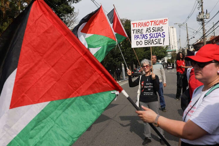 البرازيليون يرفعون العلم الفلسطيني احتجاجًا على سياسات ترامب- (صور)