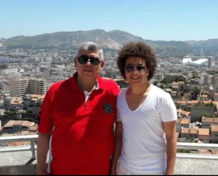 لاعب سابق في نادي الزمالك حاول استغلال اسم محمد صلاح ونشر صورا تجمعه برئيس جهاز المخابرات السابق ووزير الداخلية الأسبق