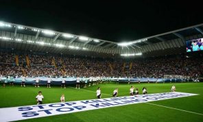 (يويفا) ينشر لافتة لدعم الأطفال في مناطق الحروب قبل كأس السوبر الأوروبي
