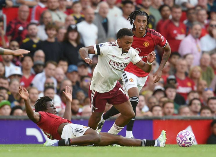 كالافيوري يقود أرسنال للفوز على مانشستر يونايتد بالدوري الإنكليزي