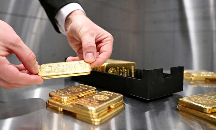 الذهب يهبط من أعلى مستوى في أسبوعين وسط ارتفاع الدولار