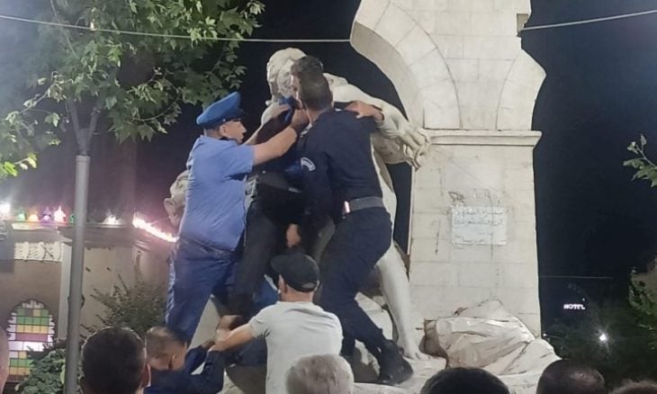 10 سنوات سجناً لمحطّم تمثال “عين الفوارة” الشهير في مدينة سطيف الجزائرية