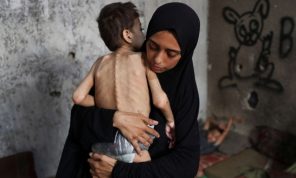 لوموند: المجاعة في غزة.. الإفلات  الإسرائيلي من العقاب يتعزز بتواطؤ أمريكي ويمثل خطيئة أخلاقية