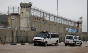 السجانون الإسرائيليون يعذبون الأسرى الفلسطينيين بـ”الصعقات الكهربائية”